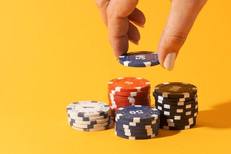 Pengguna menikmati permainan live casino melalui smartphone dengan antarmuka responsif